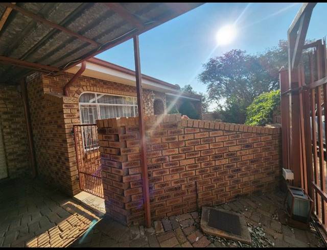 2 BEDROOM TOWNHOUSE FOR SALE IN GREENHILLS